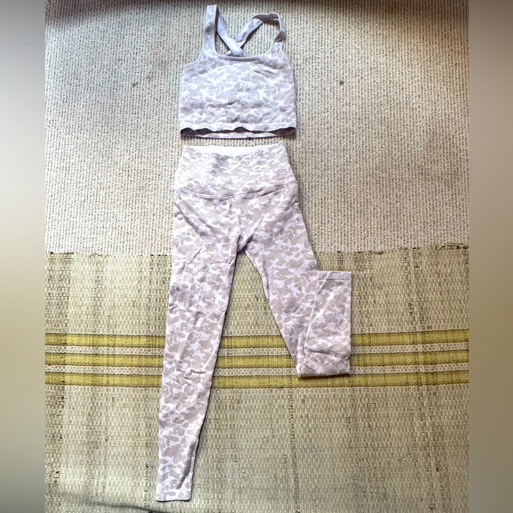 Spiritual Gangster yoga set. size xs. good condition